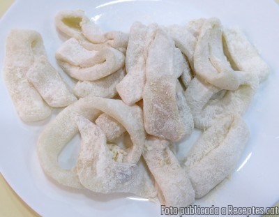 Calamars frescos arrebossats.‏